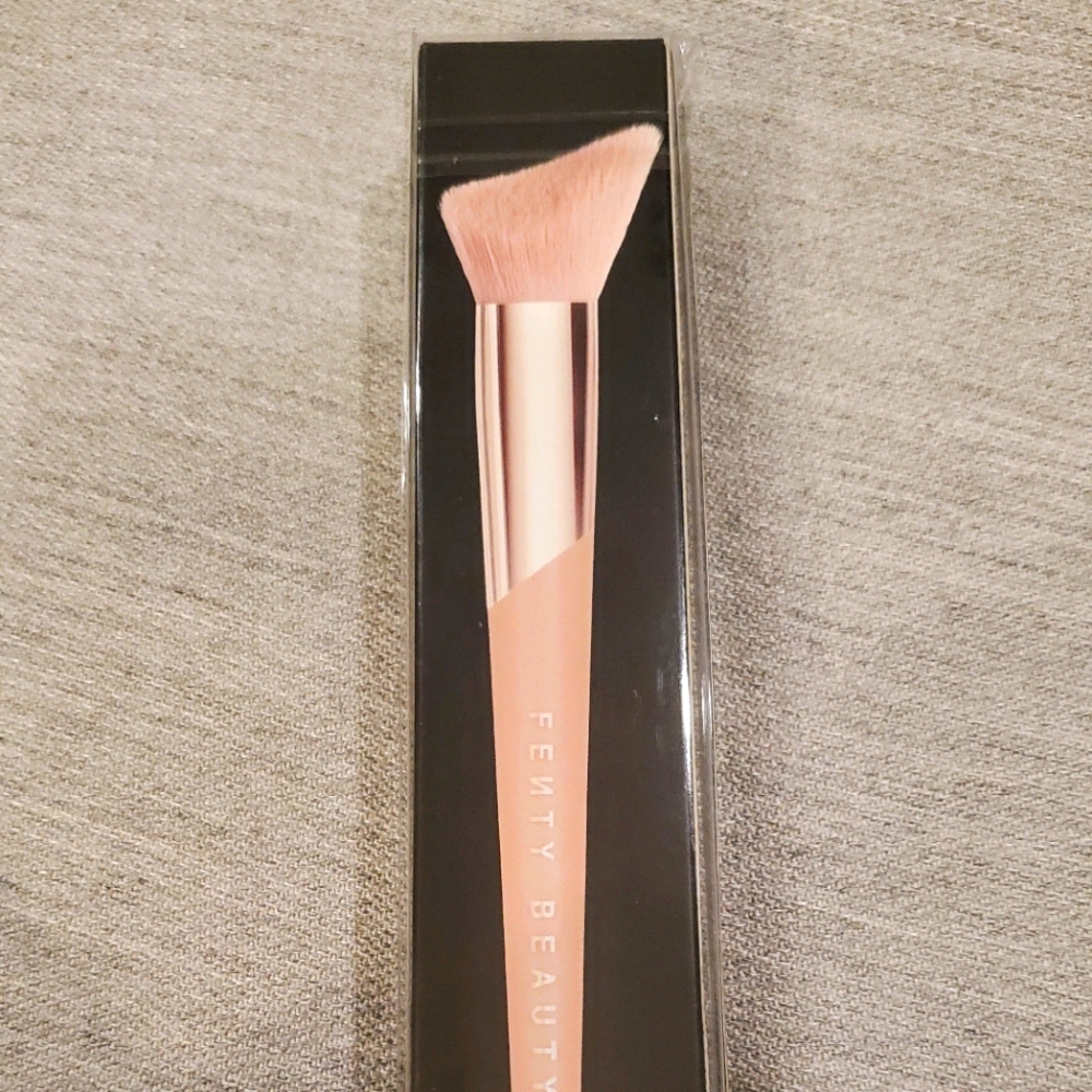 Fenty Beauty Cheek Hugging Highlighter Brush